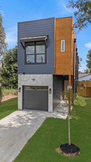 Exterior - Stunning Rooftop Oasis (Dallas)