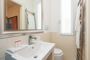 Douche, sèche-cheveux, bidet, serviettes fournies