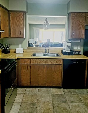 Fridge, microwave, oven, stovetop - Charming 2 bedroom condo cottage Hot Springs Village near Historic Hot Springs (Hot Springs)