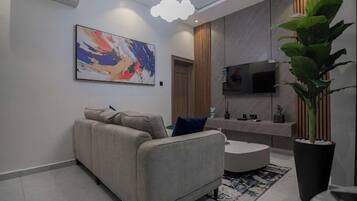 Familienapartment, Balkon, Stadtblick | Wohnbereich | Flachbildfernseher