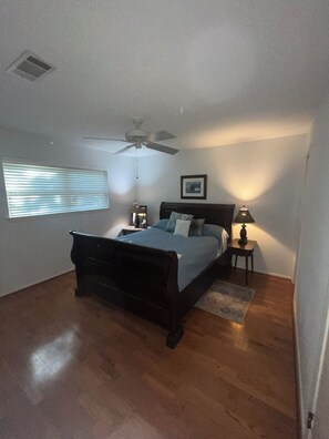 3 chambres, fer et planche à repasser, Wi-Fi, draps fournis