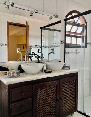 Shower, hair dryer, towels, soap - LARGE PRIVATE SUITE WITH BALCONY AND CLOSE TO THE HISTORIC CENTER. PET FRIENDLY  (Caborê Paraty)