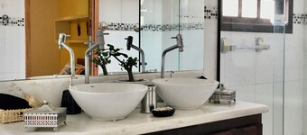 LARGE PRIVATE SUITE WITH BALCONY AND CLOSE TO THE HISTORIC CENTER. PET FRIENDLY