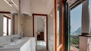 Regadera, secadora de cabello, bidet