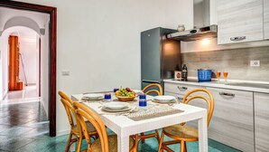 Cafetera y tetera, refrigerador, microondas y horno