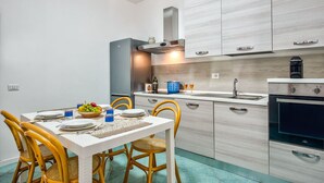 Cafetera y tetera, refrigerador, microondas y horno