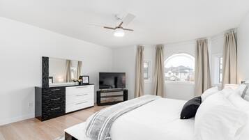 6 bedrooms, desk, iron/ironing board, travel crib