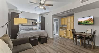 Charming Ground-Level Condo Near Dining, Park & Trails With Pool & Hot Tub