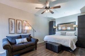 1 bedroom, desk, WiFi, bed sheets - Charming Ground-Level Condo Near Dining, Park & Trails With Pool & Hot Tub (Fountain Hills)
