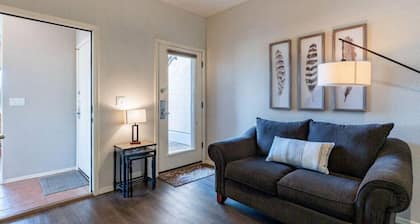 Charming Ground-Level Condo Near Dining, Park & Trails With Pool & Hot Tub