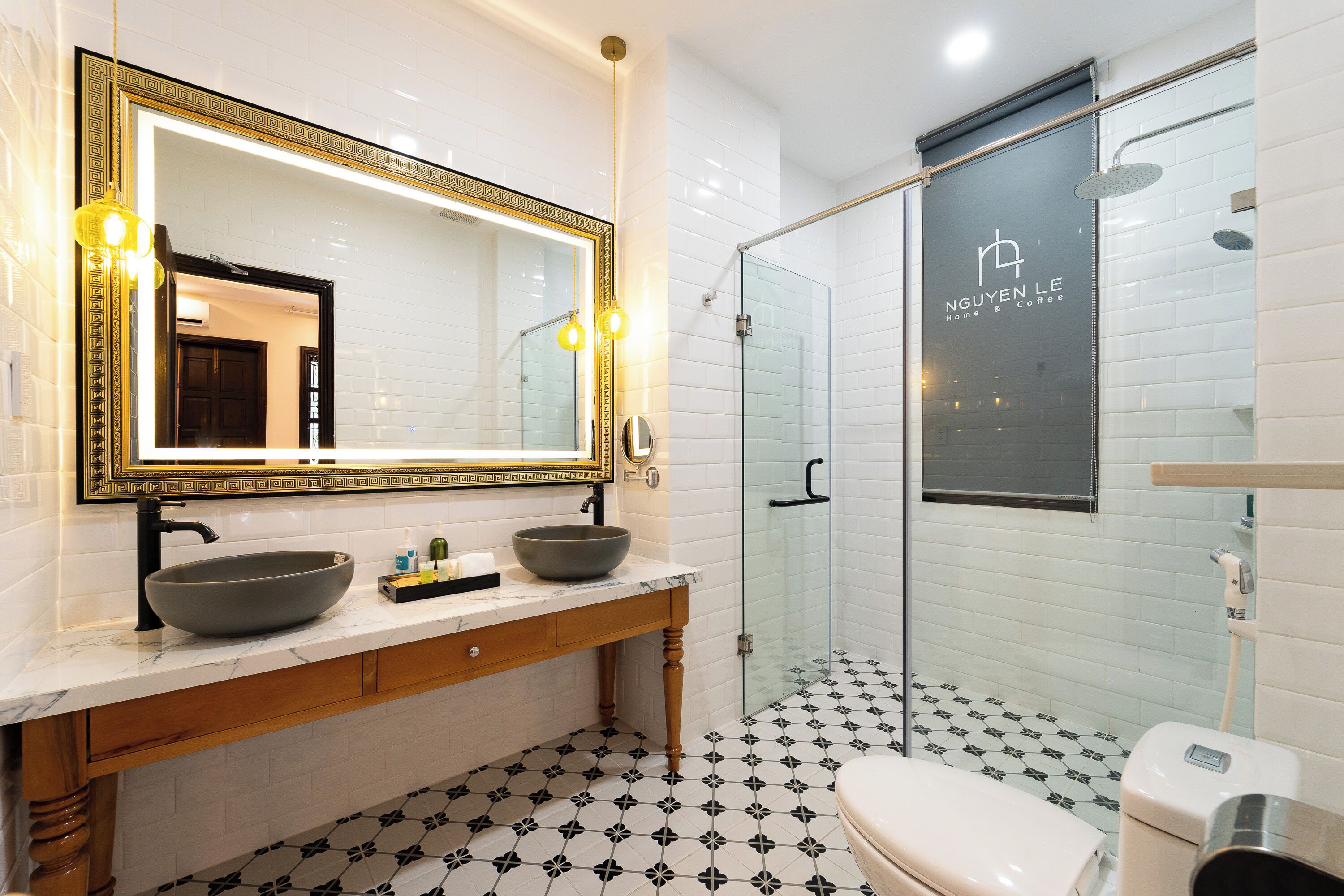 Studio Suite | Kamar mandi | Shower, shower pijat air,  dan perlengkapan mandi desainer
