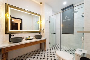 Studiosuite | Badezimmer | Dusche, Hydromassagedusche, Designer-Toilettenartikel, Haartrockner