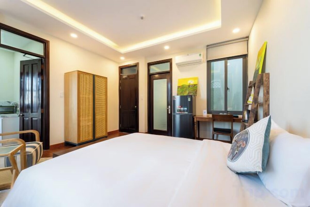 Premium bedding, Select Comfort beds, desk, laptop workspace