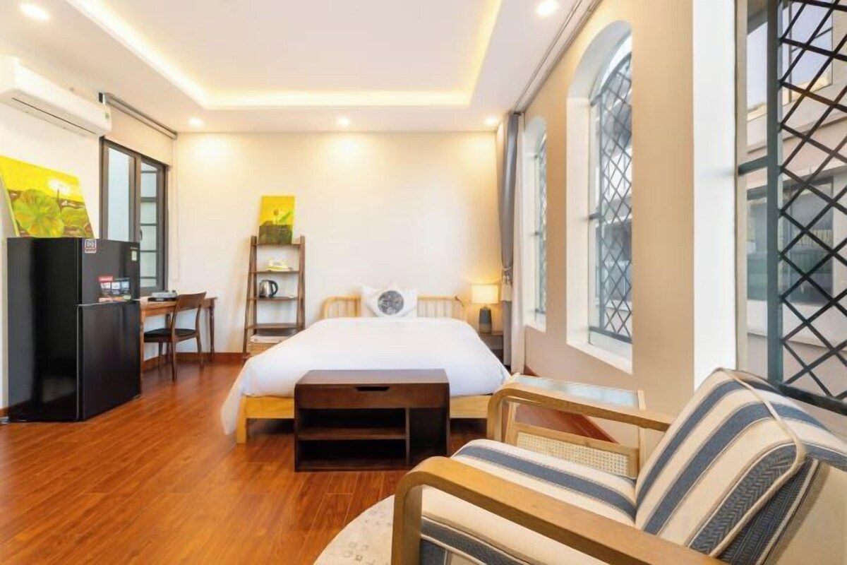 Premium bedding, Select Comfort beds, desk, laptop workspace
