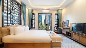 Studio Suite | Premium bedding, Select Comfort beds, desk, laptop workspace