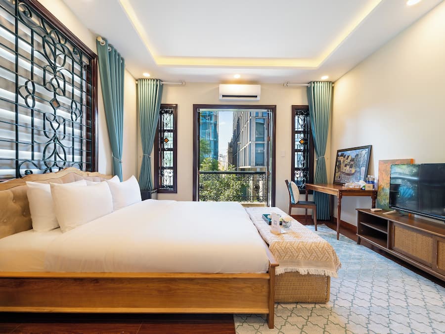 Studio Suite | Premium bedding, Select Comfort beds, desk, laptop workspace