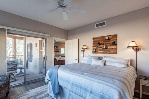 Walk to Fountain Park! Ground-Floor Condo w/ Pool, Spa & Private Patio