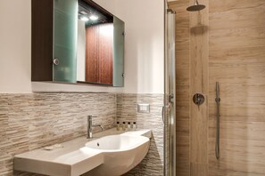 Dusche, Haartrockner, Bidet