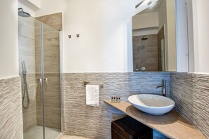 Regadera, secadora de cabello, bidet 