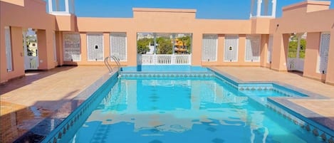 Una piscina al aire libre
