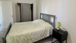 A bedroom with a bed, a nightstand, a ceiling fan, and a wardrobe. - Magnificent 2p apartment in a villa with sea view, terrace & private parking. (Beaulieu-sur-Mer)