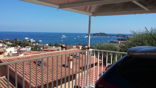 A balcony with a view of the sea and boats. - Magnificent 2p apartment in a villa with sea view, terrace & private parking. (Beaulieu-sur-Mer)