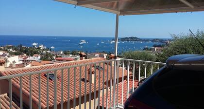 Magnifique appartement vue mer, avec terrasse & parking privés dans une villa.