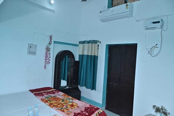 5 bedrooms - Luv kush homestay.  All temples are near visit in only 10 minutes.  Free Breakft (Faizabad)