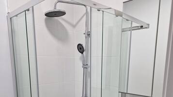 Douche, serviettes fournies, savon, papier toilette