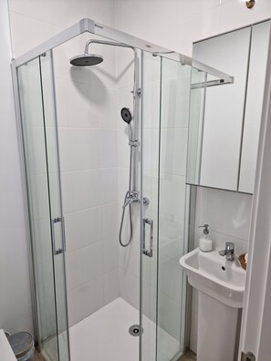 Douche, serviettes fournies, savon, papier toilette