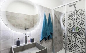 Hårtørrer, bidet, håndklæder, Sæbe
