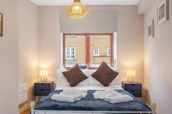 1 bedroom, desk, iron/ironing board, travel cot - Charming  Shoreditch Flat by Brick Lane and the City Zone 1 Family Friendly (Greater London)