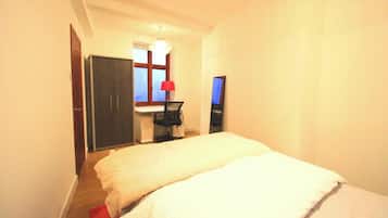 1 bedroom, desk, WiFi