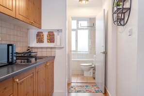 Coffee/tea maker, fridge, microwave, oven