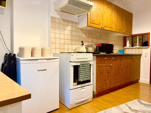 Een koelkast, een microgolfoven, een oven, een kookplaat