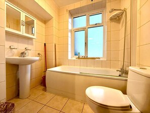 Sèche-cheveux, serviettes fournies, savon, shampoing