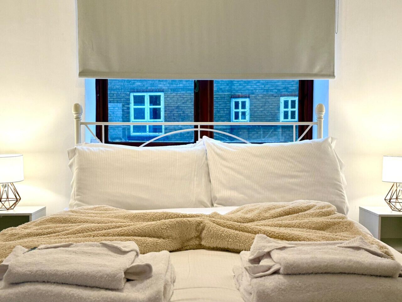 1 soverom, skrivebord, strykejern/-brett og reiseseng for barn