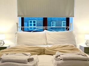 1 chambre, bureau, fer et planche à repasser, lit parapluie