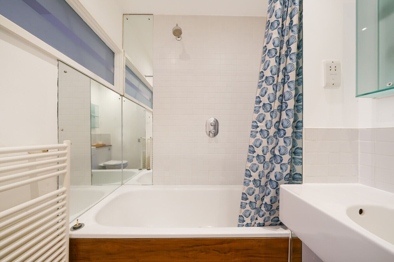 Hair dryer, towels, shampoo, toilet paper