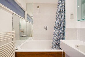 Secadora de cabello, toallas, shampoo, papel de baño 