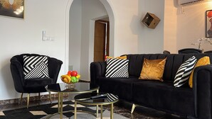Standard Apartment, Garden View | Ruang tamu | TV 