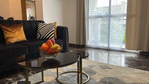 Standard Apartment, Garden View | Ruang tamu | TV 