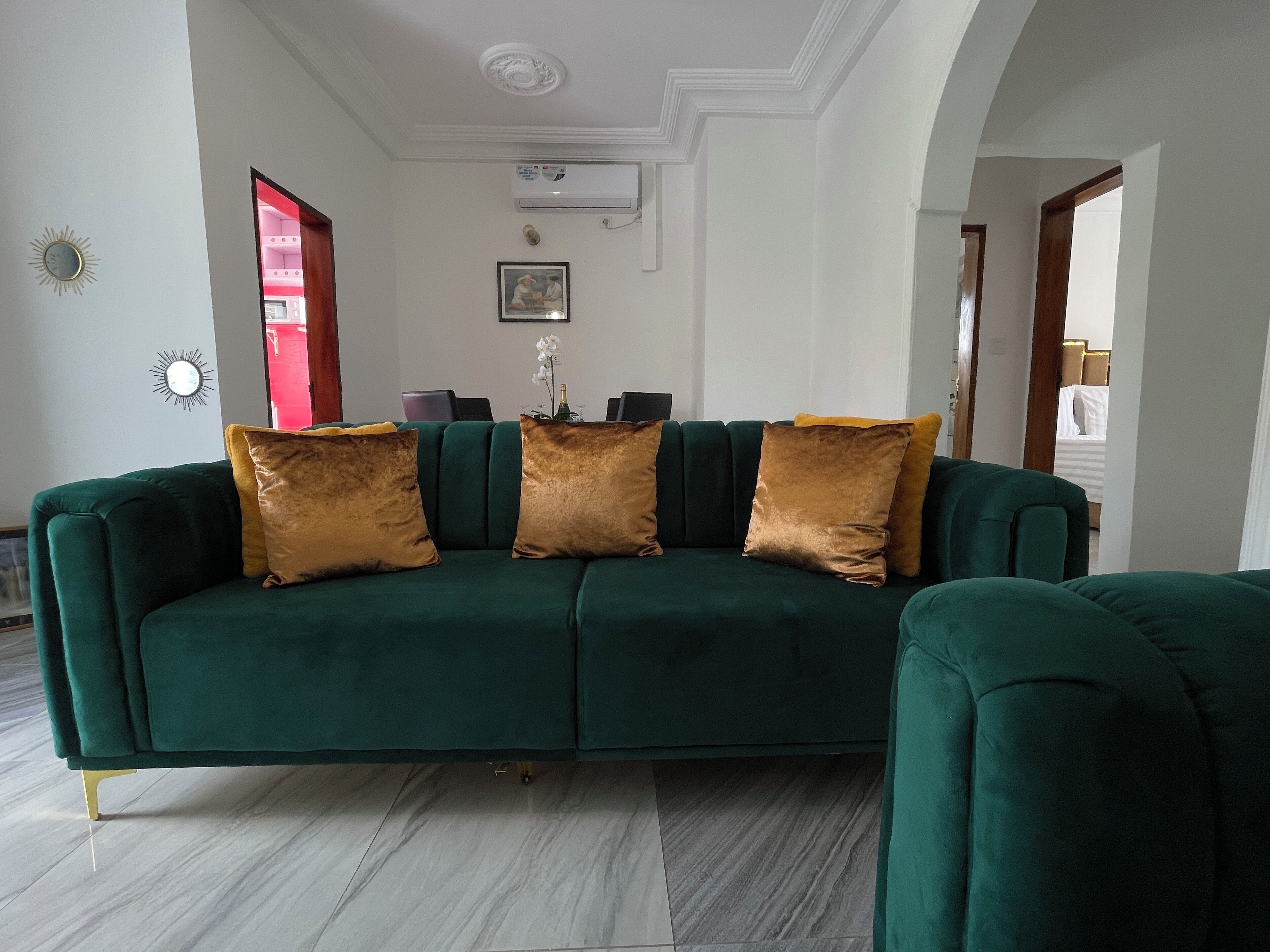 Standaard appartement, uitzicht op zwembad | Woonruimte | Televisie