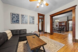 Nhà, nhiều giường, bếp, quang cảnh vườn (Bella Notte Columbus) | Khu phòng khách | TV màn hình phẳng 42-inch có truyền hình kỹ thuật số, lò sưởi 