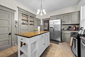 House, Multiple Beds, Kitchen, Garden View (Bella Notte Columbus) | Private kitchen | Fridge, microwave, oven, stovetop