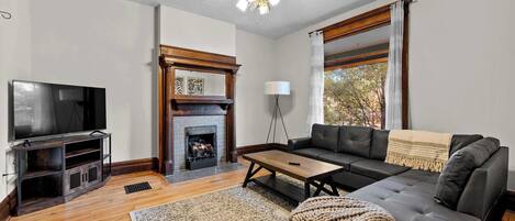 Ferienhaus, Mehrere Betten, Küche, Gartenblick (Bella Notte Columbus) | Wohnbereich | 42-Zoll-Flachbildfernseher mit Digitalempfang, Kamin