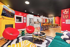 TV connectée, cheminée, jeux vidéo, vidéothèque