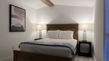 3 室のベッドルーム、デスク、WiFi (無料)、ベッドシーツ