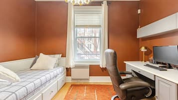 3 bedrooms, iron/ironing board, WiFi, bed sheets