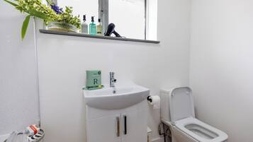 Rumah | Kamar mandi | Shower, pengering rambut,  dan handuk